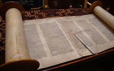 Open-Torah-Scroll-640x400