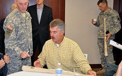 Bill_Buckner_signs_autographs_for_soldiers
