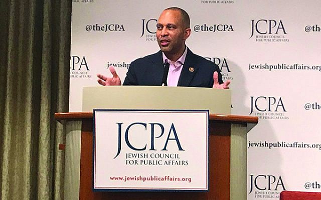 Rep. Hakeem Jeffries addresses the conference at UJA-Federation. Courtesy of JCPA