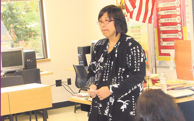 Linda Jum addressing a 2006 conference of Jewish educators at Temple Beth Shalom, Livingston.