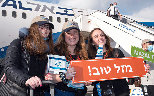 New Jersey olim Nicole Zweiter, center, and Kailee Shapiro, right, were among the group who landed in Israel on a Nefesh B’Nefesh aliyah charter flight. (Photos by Shahar Azran)