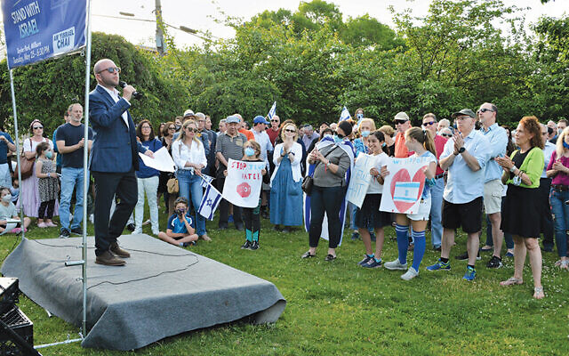 Rabbi Ari Isenberg address the crowd. (Jerry Siskind) Rabbi Ari Isenberg address the crowd. (Jerry Siskind)