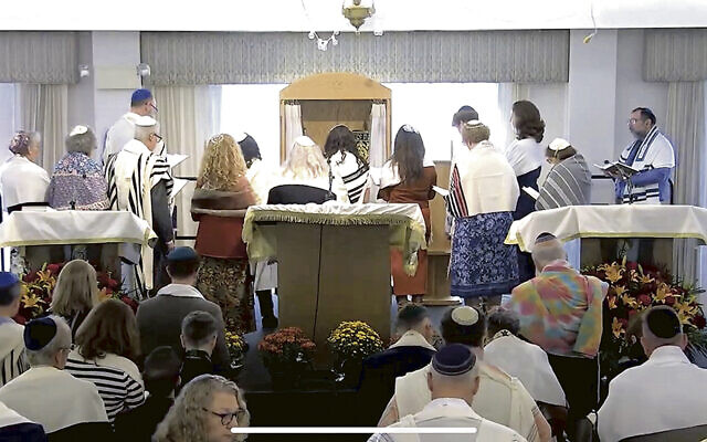 The Meshorerim are on the bima with Rabbi Julie Roth and guest shelichat tzibor Talia Lakritz. (Screenshot)