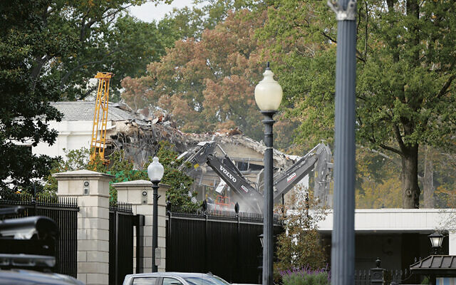 This is what the East Wing looked like on its way down. Sizzlipedia/Wikimedia Commons)