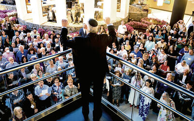 Matthew Lazar conducts the Jewish Choral Festival community (Jennifer Weisbord)