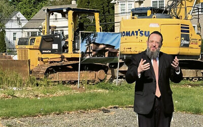 Rabbi Chaim Marcus giving a d’var Torah (Photos courtesy CIS)