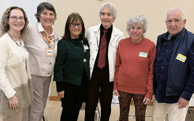 Mentalist Flavian is flanked by Congregation B’nai Israel’s ACES committee board. From left: Cantor Lorna Wallach, Hedda Maleh, Mona Jacobs, Roberta Rabin, and Art Fredman (Karen Tucker)