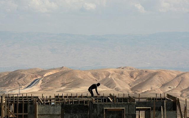 A worker at a construction site in the West Bank settlement of Maaleh Adumim in March 2011 (Kobi Gideon/Flash90)