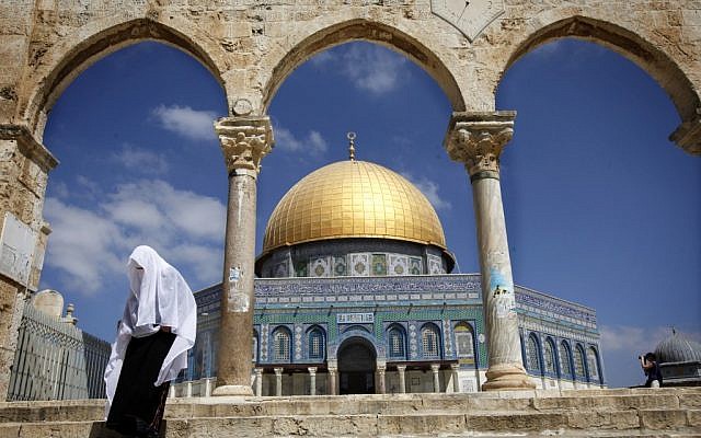 A Muslim woman at the Dome of the Rock in Jerusalem (photo credit: Miriam Alster/Flash90)