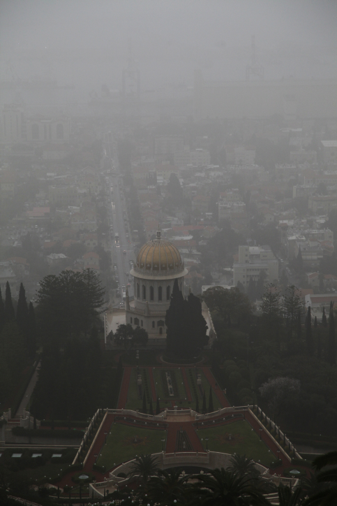 Pemandangan Kuil Bahai di Haifa di bawah kabut tebal.  7 Feb 2012. (kredit foto: Avishag Shaar Yashuv/flash90)