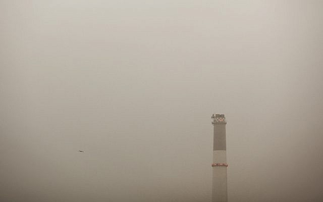 Pembangkit Listrik Baca Tel Aviv, di sebelah Bandara Dov Hoz, di tengah kabut asap (kredit foto: Matanya Tausig/flash90)