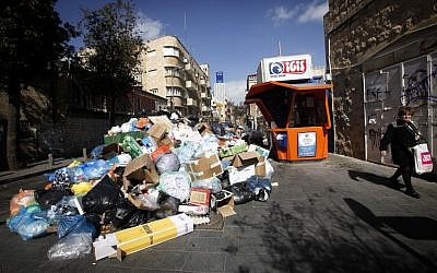Sampah meluap di Yerusalem saat pemogokan berlanjut, 9 Februari (Kredit foto: Miriam Alster / Flash90)