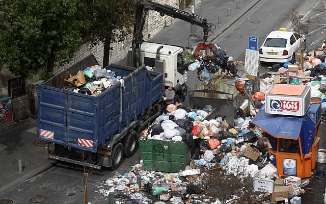 Sampah dibersihkan di pusat kota Yerusalem setelah aksi mogok selama lima hari (kredit foto Kobi Gideon/Flash90)