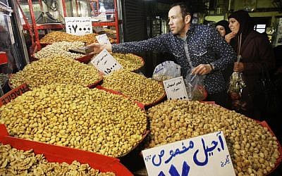 Vendor Iran menjual pistachio di bazar utama lama Teheran.  (kredit foto: c/o AP)