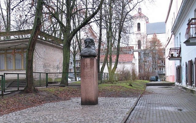 A monument to the Gaon of Vilna stands near where the Great Synagogue once stood. (Photo credit: Ruth Ellen Gruber/JTA)