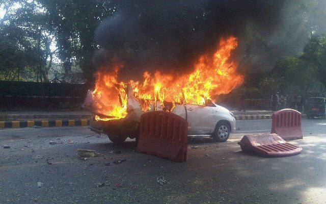 La voiture qui transportait Tal Yehoshua Koren brûle devant l'ambassade d'Israël à New Delhi, février 2012 (crédit photo : Joji Philip Thomas, via Twitter)