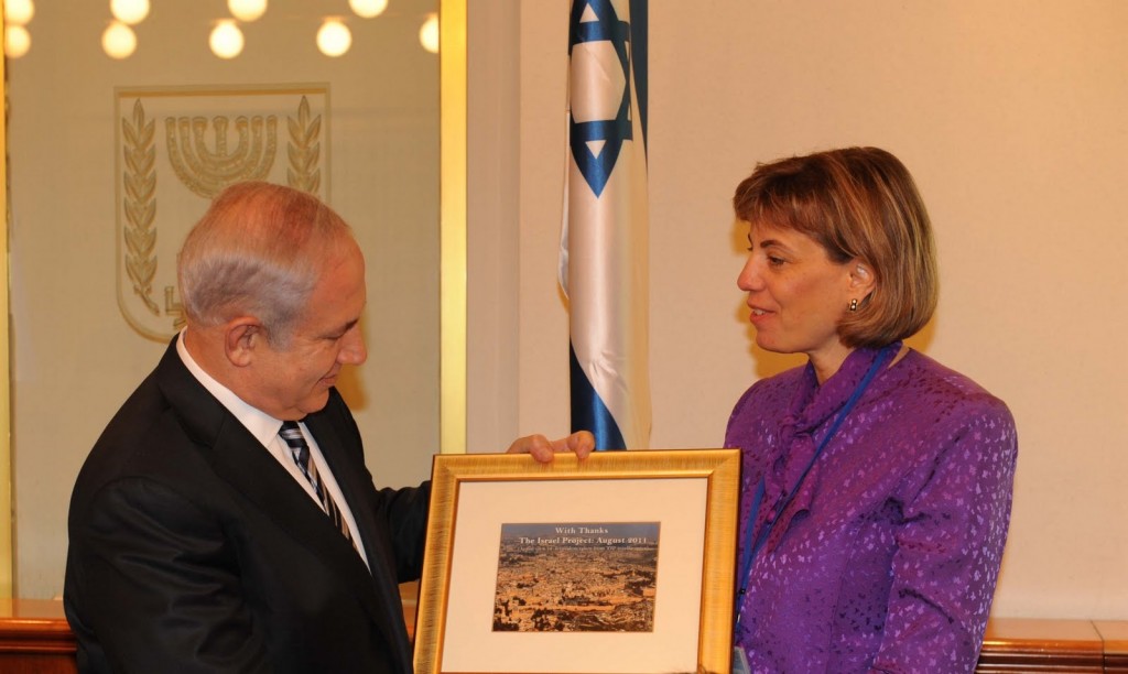 Jennifer Laszlo Mizrahi presents Prime Minister Benjamin Netanyahu with a plaque, August 2011. (Photo credit: The Israel Project/via JTA)