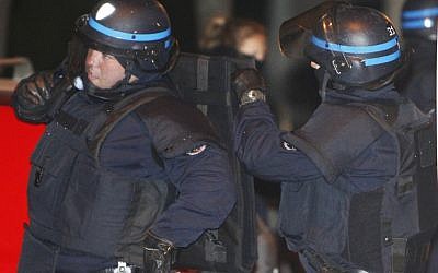 Polisi Prancis di luar apartemen Mohamed Merah pada Rabu malam (AP/Remy de la Mauviniere)