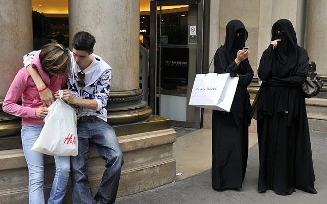 Illustrative: Muslim women shopping alongside non-Muslim Parisians. (Serge Attal/Flash 90)