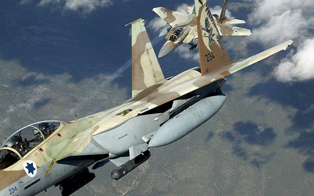 Two Israeli F-15I 'Ra'am' fighter jets during maneuvers (CC BY-TSgt Kevin J. Gruenwald/USA/Wikimedia)