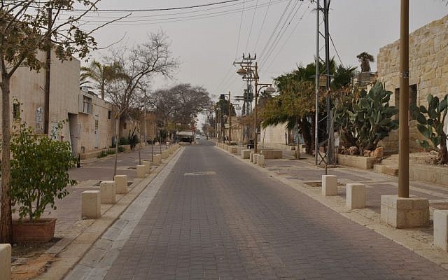 Jalan Kota Tua yang masih sepi di Beersheva (kredit foto: Jen Klor)