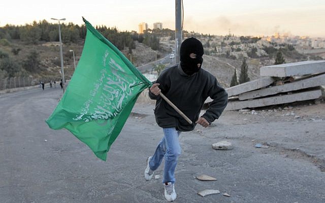 A Jerusalem youth carries the Hamas flag (Nati Shohat/Flash90)