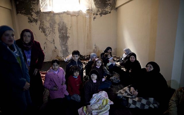 Wanita dan anak-anak Suriah berlindung dari pertempuran sengit antara Tentara Pembebasan Suriah dan pasukan pemerintah di Idlib, Suriah utara (kredit foto: AP/Rodrigo Abd)