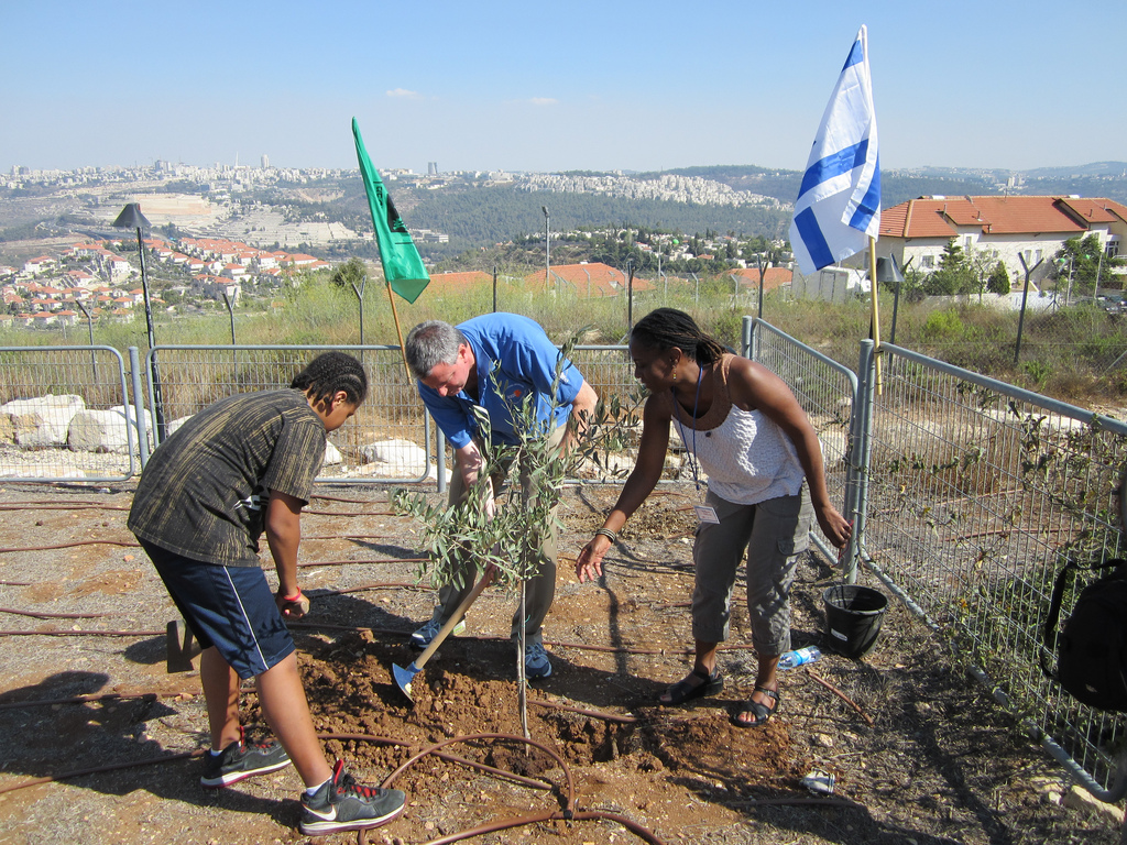 Pengacara Publik Bill de Blasio (tengah) menanam pohon bersama istrinya Chirlane McCray (kanan) dan putranya Dante (kiri) di kota Yad Assa, di luar Yerusalem.  (kredit foto: Flickr / Advokat Publik Bill de Blasio)