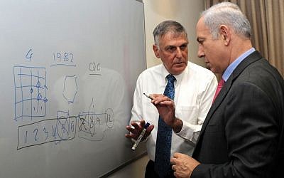 Profesor teknologi Shechtman menjelaskan sebuah teori kepada Perdana Menteri Benjamin Netanyahu.  (kredit foto: Amos Ben Gershom/GPO/Flash90)