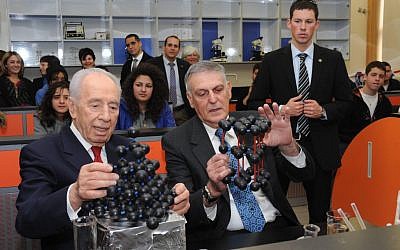 Shechtman dan Presiden Shimon Peres di taman sains Madatech di Haifa tahun lalu.  (kredit foto: Mark Neyman/GPO/Flash90)