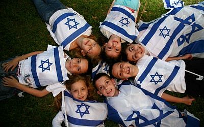 Kegembiraan diliputi kesedihan — Acara Hari Kemerdekaan digelar dalam bayang-bayang tragedi Gunung Herzl