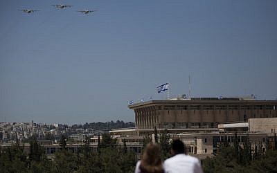 Warga Israel menyaksikan demonstrasi angkatan udara Israel di atas Knesset pada ulang tahun Israel yang ke-64.  (kredit foto: Yonatan Sindel/Flash90)