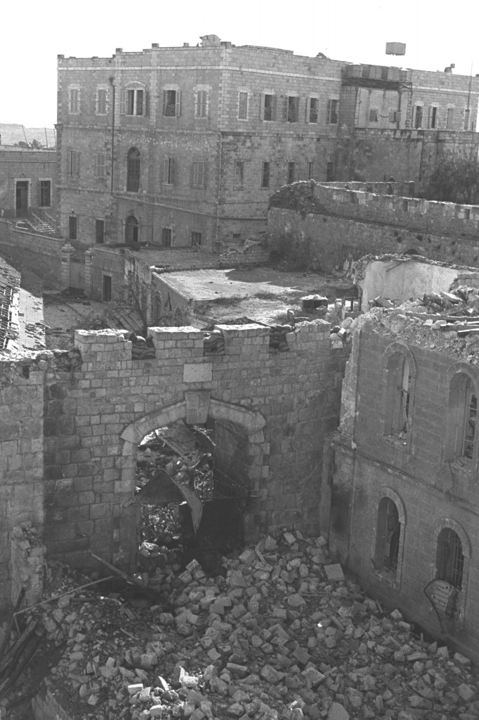 Gerbang Baru Kota Tua, rusak akibat pertempuran, Desember 1948 (Pengadilan oleh Kantor Pers Negara, Yerusalem)
