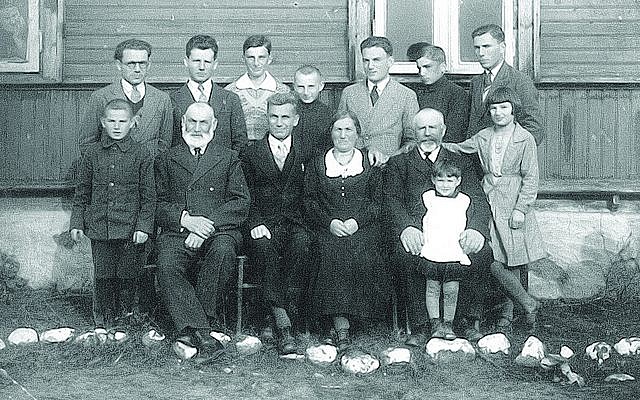 The Tunik family, circa 1930, Stolpce, Poland with Yitzhak Tunik in the back row, second from right  (Courtesy Yad Vashem)