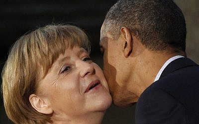 Presiden Barack Obama mencium pipi Kanselir Jerman Angela Merkel saat dia tiba di KTT G8 hari Jumat di Camp David, Md.  (kredit foto: AP/Charles Dharapak)