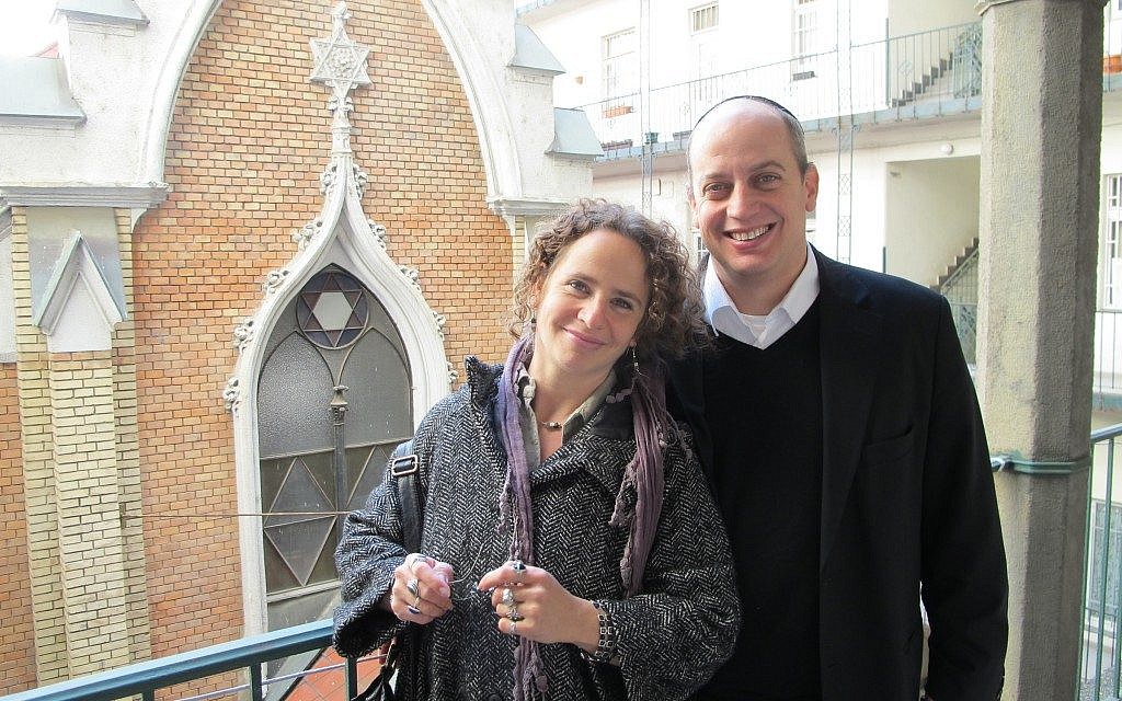 Keluarga muda membawa kehidupan baru ke sinagoga Budapest