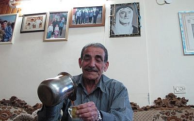  Ali Khatib menuangkan kopi di rumahnya di desa Shaab (kredit foto: AP/Ben Hubbard)