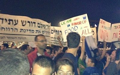 “Seluruh generasi menuntut masa depan,” kata sebuah tanda protes di Tel Aviv pada hari Sabtu.  (kredit foto: Michal Shmulovich)