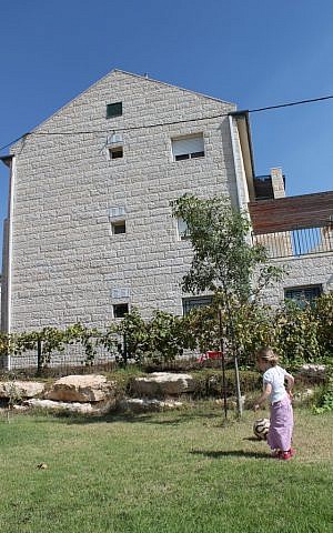 Bangunan khas di lingkungan Givat Ulpana di Beit El (kredit foto: kesopanan)