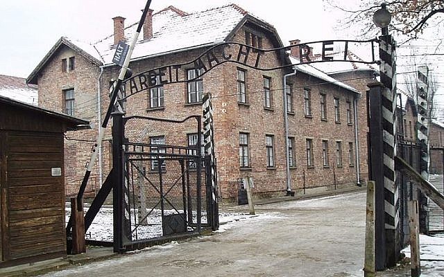 Main entrance to Auschwitz (CC BY-SA Tulio Bertorini)