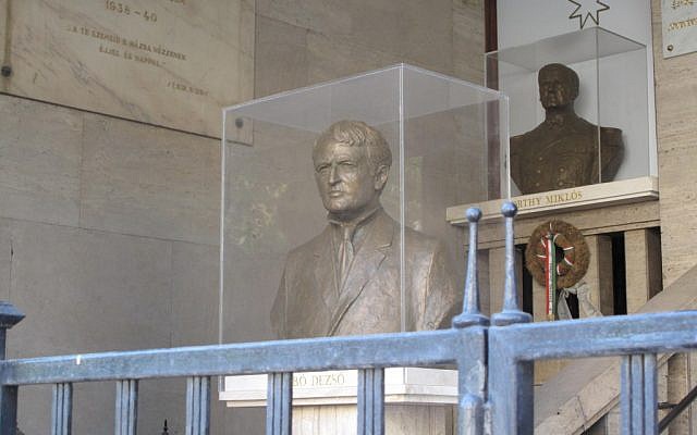 Statues à Budapest, en Hongrie, dédiées à l'écrivain antisémite Dezső Szabó (avant) et au chef de la Seconde Guerre mondiale Miklos Horthy, qui a régné lorsque 450 000 Juifs hongrois ont été envoyés à la mort par les nazis (crédit photo : CC-BY-SA 3.0, par Dezidor , Wikimédia Commons)