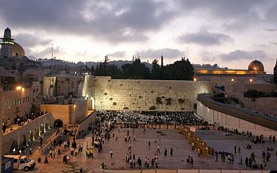 Illustrative photo of Jewish worshipers praying at the Western Wall in Jerusalem's Old City (Matanya Tausig/Flash90/File)