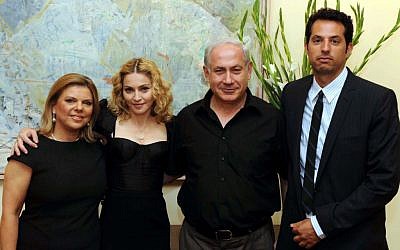 Madonna and Guy Oseary flanking the Netanyahus in 2009 (photo credit: Avi Ohayon/Flash 90)