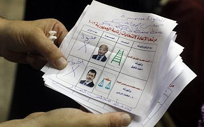 Morsi dari Broederbond mengklaim kemenangan setelah hasil tidak resmi menunjukkan keunggulan tipis