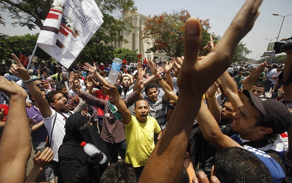 Warga Mesir memprotes saat pengadilan membubarkan parlemen, kata calon Shafiq