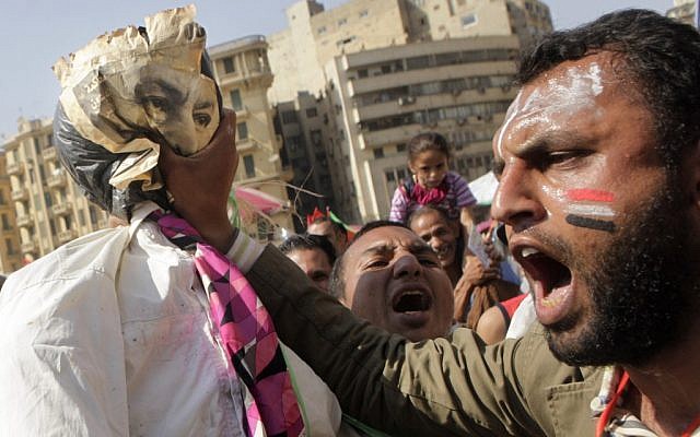 Un manifestant égyptien se prépare à accrocher une effigie représentant Hosni Moubarak sur la place Tahrir vendredi dernier (crédit photo : AP/Amr Nabil)