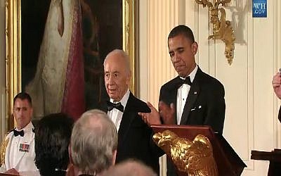 Shimon Peres dan Barack Obama pada upacara pada hari Rabu.  (tangkapan layar/Whitehouse.gov)