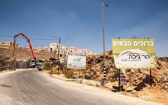 Construction work at the Jewish settlement of Har Gilo, July 2012. (photo credit: Uri Lenz/Flash90)