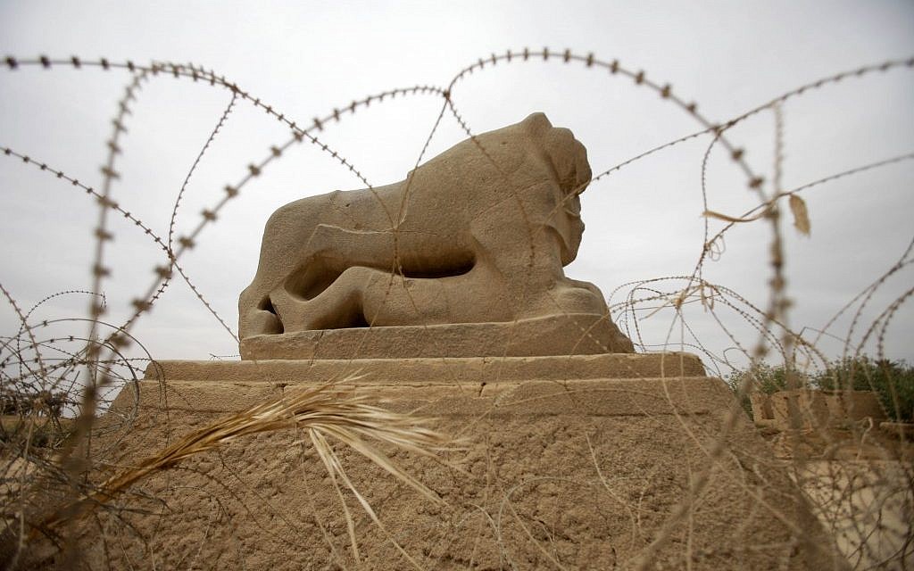 Barbed wire surrounds the Lion of Babylon at the archaeological site of Babylon, about 50 miles south of Baghdad, Iraq. (photo credit: AP Photo/Khalid Mohammed)