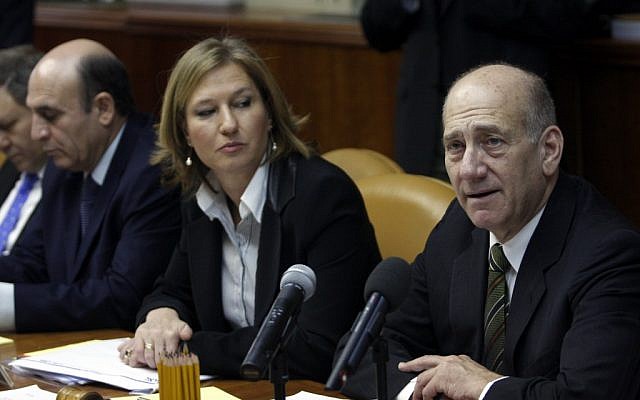 Foreign minister Tzipi Livni and prime minister Ehud Olmert, pictured at a cabinet meeting in 2008; Shaul Mofaz is to Livni's right. (photo credit Lior Mizrahi/Flash90)